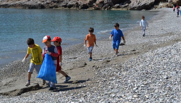 Εθελοντές καθάρισαν τις παραλίες σε «Ατσίγγανο» και Πλάκα Λεωνιδίου (vd)!
