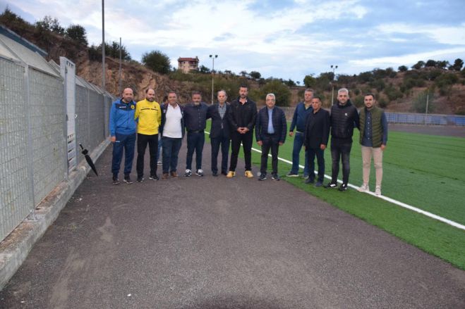 &Sigma;&pi;&eta;&lambda;&iota;ό&pi;&omicron;&upsilon;&lambda;&omicron;&sigmaf; &gamma;&iota;&alpha; &tau;&alpha; έ&rho;&gamma;&alpha; &sigma;&tau;&omicron; &gamma;ή&pi;&epsilon;&delta;&omicron; &Phi;&iota;&lambda;&iota;&kappa;ώ&nu;: "&Theta;&alpha; &mu;&alpha;&sigmaf; &tau;&rho;&epsilon;&lambda;ά&nu;&epsilon;&tau;&epsilon;, &kappa;ύ&rho;&iota;&epsilon; &Sigma;&mu;&upsilon;&rho;&nu;&iota;ώ&tau;&eta;; &Gamma;&iota;&alpha;&tau;ί &kappa;&alpha;&tau;&alpha;&phi;&epsilon;ύ&gamma;&epsilon;&tau;&epsilon; &sigma;&epsilon; &tau;έ&tau;&omicron;&iota;&alpha; &psi;&epsilon;ύ&delta;&eta;;"