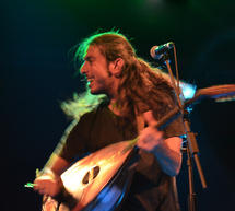 &Epsilon;&nu;&theta;&omicron;&upsilon;&sigma;ί&alpha;&sigma;&epsilon; &chi;ί&lambda;&iota;&alpha; &kappa;&alpha;&iota; &pi;&lambda;έ&omicron;&nu; ά&tau;&omicron;&mu;&alpha;, &omicron; &Gamma;&iota;ά&nu;&nu;&eta;&sigmaf; &Chi;&alpha;&rho;&omicron;ύ&lambda;&eta;&sigmaf; &sigma;&tau;&omicron; &Lambda;&epsilon;&omega;&nu;ί&delta;&iota;&omicron;! (video)