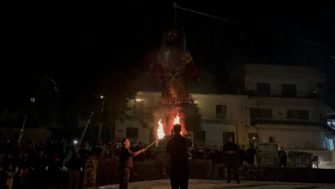 Ζωντάνεψε και φέτος το έθιμο του “Καψίματος του Ιούδα” στην πλατεία Φιλικών (εικόνες - βίντεο)