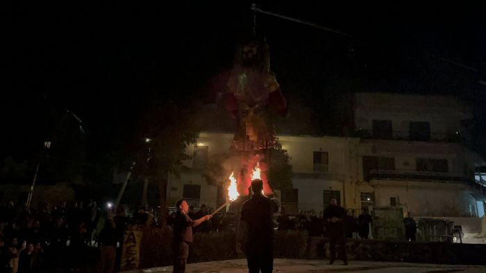 &Zeta;&omega;&nu;&tau;ά&nu;&epsilon;&psi;&epsilon; &kappa;&alpha;&iota; &phi;έ&tau;&omicron;&sigmaf; &tau;&omicron; έ&theta;&iota;&mu;&omicron; &tau;&omicron;&upsilon; &ldquo;&Kappa;&alpha;&psi;ί&mu;&alpha;&tau;&omicron;&sigmaf; &tau;&omicron;&upsilon; &Iota;&omicron;ύ&delta;&alpha;&rdquo; &sigma;&tau;&eta;&nu; &pi;&lambda;&alpha;&tau;&epsilon;ί&alpha; &Phi;&iota;&lambda;&iota;&kappa;ώ&nu; (&epsilon;&iota;&kappa;ό&nu;&epsilon;&sigmaf; - &beta;ί&nu;&tau;&epsilon;&omicron;)