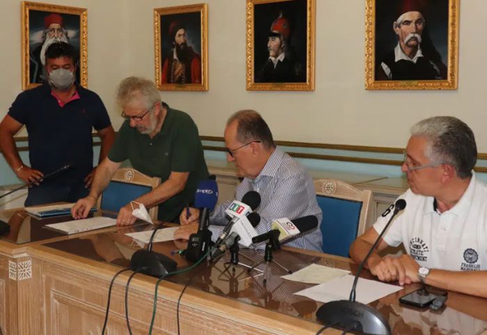 &Tau;&rho;ί&alpha; &nu;έ&alpha; έ&rho;&gamma;&alpha; &gamma;&iota;&alpha; &tau;&eta;&nu; &Alpha;&rho;&kappa;&alpha;&delta;ί&alpha; &upsilon;&pi;ό&gamma;&rho;&alpha;&psi;&epsilon; &omicron; &Nu;ί&kappa;&alpha;&sigmaf;