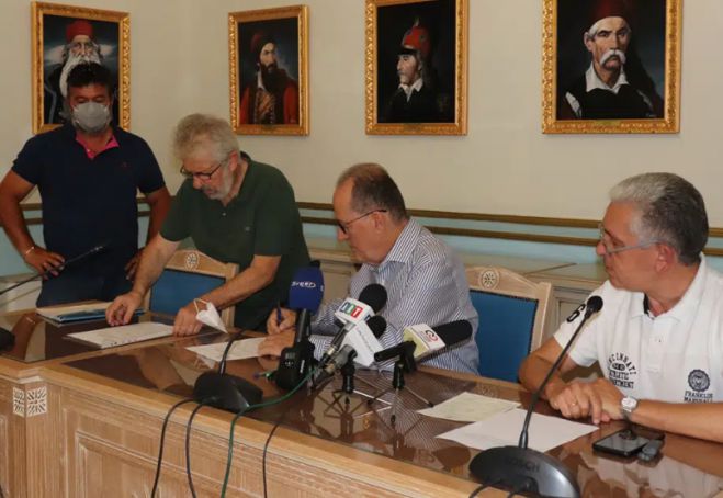 &Tau;&rho;ί&alpha; &nu;έ&alpha; έ&rho;&gamma;&alpha; &gamma;&iota;&alpha; &tau;&eta;&nu; &Alpha;&rho;&kappa;&alpha;&delta;ί&alpha; &upsilon;&pi;ό&gamma;&rho;&alpha;&psi;&epsilon; &omicron; &Nu;ί&kappa;&alpha;&sigmaf;
