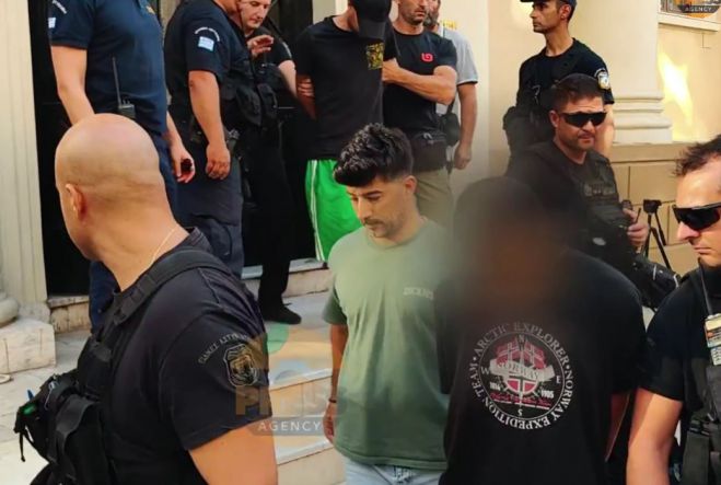 «Κάψατε την Πάτρα» | Εξαγριωμένοι πολίτες προπηλάκισαν τους κατηγορούμενους για εμπρησμό έξω από τα δικαστήρια (vd)