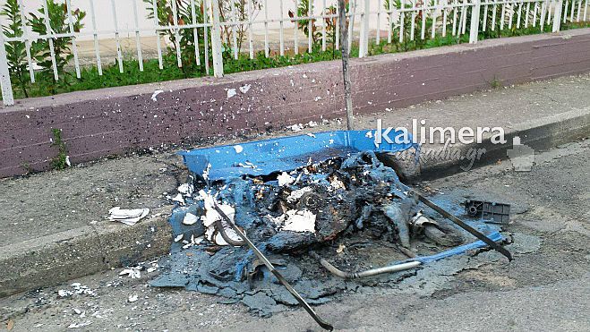 Κάηκε κάδος απορριμμάτων έξω από το 4ο Λύκειο! (εικόνες)