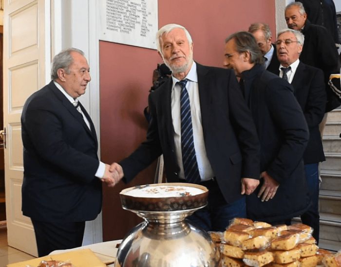 Περιφέρεια για Καλλίρη: "Πρώτα εξασφαλίζει τον επόμενο μισθό και μετά παραιτείται από τον προηγούμενο"