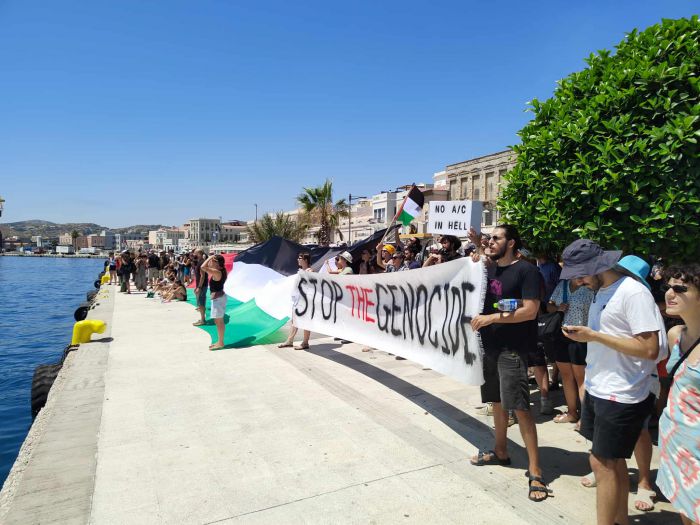 Πολίτες της Σύρου μπλόκαραν την αποβίβαση Ισραηλινών τουριστών από κρουαζιερόπλοιο – Υποδοχή με γιγαντοσημαίες της Παλαιστίνης