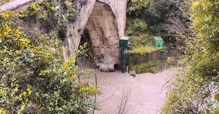 &Eta; &gamma;έ&phi;&upsilon;&rho;&alpha; &tau;&omicron;&upsilon; &Lambda;&omicron;&upsilon;&sigma;ί&omicron;&upsilon; &sigma;&epsilon; &kappa;ί&nu;&delta;&upsilon;&nu;&omicron; (vd)