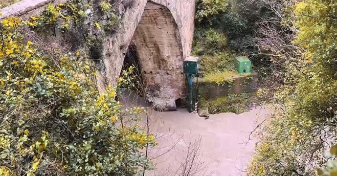 &Eta; &gamma;έ&phi;&upsilon;&rho;&alpha; &tau;&omicron;&upsilon; &Lambda;&omicron;&upsilon;&sigma;ί&omicron;&upsilon; &sigma;&epsilon; &kappa;ί&nu;&delta;&upsilon;&nu;&omicron; (vd)