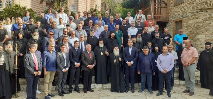 &Tau;&omicron; Ά&gamma;&iota;&omicron; Ό&rho;&omicron;&sigmaf; &epsilon;&omicron;&rho;&tau;ά&zeta;&epsilon;&iota; &tau;&eta;&nu; &Kappa;&omicron;ί&mu;&eta;&sigma;&eta; &tau;&eta;&sigmaf; &Pi;&alpha;&nu;&alpha;&gamma;ί&alpha;&sigmaf; &ndash; &Sigma;&tau;&eta; &Lambda;&alpha;&mu;&pi;&rho;ή &Pi;&alpha;&nu;ή&gamma;&upsilon;&rho;&eta; &pi;&rho;&omicron;έ&sigma;&tau;&eta; &omicron; &Mu;&eta;&tau;&rho;&omicron;&pi;&omicron;&lambda;ί&tau;&eta;&sigmaf; &Alpha;&lambda;έ&xi;&alpha;&nu;&delta;&rho;&omicron;&sigmaf; (&epsilon;&iota;&kappa;ό&nu;&epsilon;&sigmaf;)