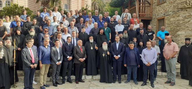 &Tau;&omicron; Ά&gamma;&iota;&omicron; Ό&rho;&omicron;&sigmaf; &epsilon;&omicron;&rho;&tau;ά&zeta;&epsilon;&iota; &tau;&eta;&nu; &Kappa;&omicron;ί&mu;&eta;&sigma;&eta; &tau;&eta;&sigmaf; &Pi;&alpha;&nu;&alpha;&gamma;ί&alpha;&sigmaf; &ndash; &Sigma;&tau;&eta; &Lambda;&alpha;&mu;&pi;&rho;ή &Pi;&alpha;&nu;ή&gamma;&upsilon;&rho;&eta; &pi;&rho;&omicron;έ&sigma;&tau;&eta; &omicron; &Mu;&eta;&tau;&rho;&omicron;&pi;&omicron;&lambda;ί&tau;&eta;&sigmaf; &Alpha;&lambda;έ&xi;&alpha;&nu;&delta;&rho;&omicron;&sigmaf; (&epsilon;&iota;&kappa;ό&nu;&epsilon;&sigmaf;)