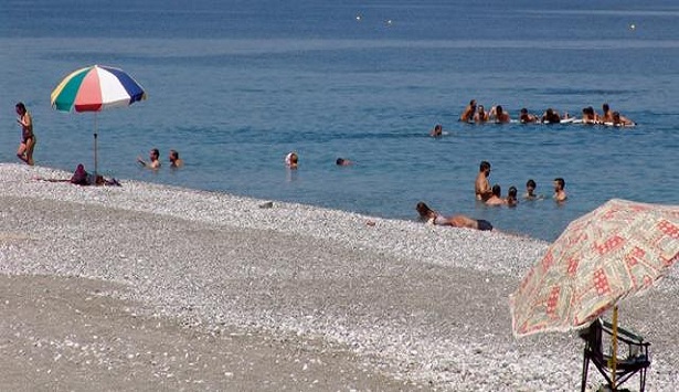 Μαθήματα κολύμβησης και beach volley για παιδιά και εφήβους στην Πλάκα Λεωνιδίου!