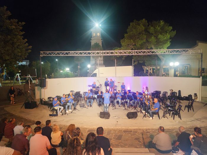 &Eta; &Phi;&iota;&lambda;&alpha;&rho;&mu;&omicron;&nu;&iota;&kappa;ή &tau;&omicron;&upsilon; &Delta;ή&mu;&omicron;&upsilon; &Tau;&rho;ί&pi;&omicron;&lambda;&eta;&sigmaf; &sigma;&tau;&omicron; 8&omicron; &Alpha;&nu;&tau;ά&mu;&omega;&mu;&alpha; &Phi;&iota;&lambda;&alpha;&rho;&mu;&omicron;&nu;&iota;&kappa;ώ&nu; &sigma;&tau;&eta; &Mu;&epsilon;&sigma;&sigma;ή&nu;&eta;