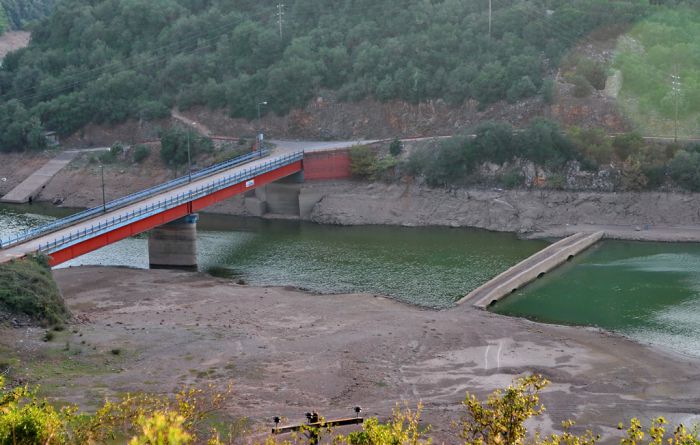 Λάδωνας | Όταν πέφτει η στάθμη ... αναδεικνύεται «της Κυράς το γεφύρι» και άλλα κτίσματα που βυθίστηκαν από τη λίμνη! (vd)