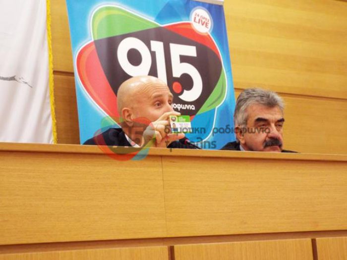 &Delta;&eta;&mu;&omicron;&tau;&iota;&kappa;ό &Rho;&alpha;&delta;&iota;ό&phi;&omega;&nu;&omicron;: &Omicron;&mu;ό&phi;&omega;&nu;&alpha; &psi;&eta;&phi;ί&sigma;&tau;&eta;&kappa;&epsilon; &eta; &nu;έ&alpha; &delta;&iota;&omicron;ί&kappa;&eta;&sigma;&eta; &ndash; &Pi;&rho;ό&epsilon;&delta;&rho;&omicron;&sigmaf; &pi;&alpha;&rho;&alpha;&mu;έ&nu;&epsilon;&iota; &omicron; &Tau;&rho;&iota;&alpha;&nu;&tau;ά&phi;&upsilon;&lambda;&lambda;&omicron;&sigmaf; &Sigma;&omega;&tau;&eta;&rho;ό&pi;&omicron;&upsilon;&lambda;&omicron;&sigmaf;