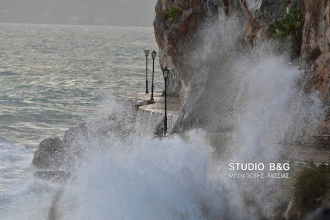 Οι νοτιάδες &quot;σφυροκοπούν&quot; την παραλία Αρβανιτιάς στο Ναύπλιο (vd)