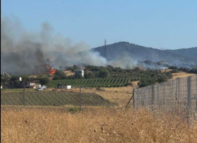 Σε ύφεση η φωτιά στον Άγιο Σώστη - Η πυρκαγιά έφτασε σε σπίτια (vd)