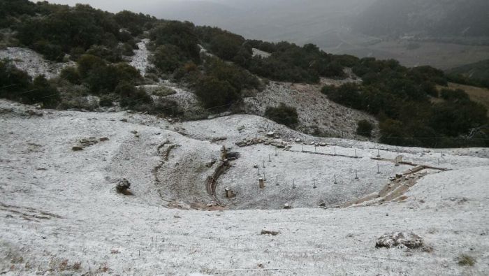 Απίστευτη φωτογραφία με το χιονισμένο αρχαίο θέατρο του Ορχομενού στην Αρκαδία!