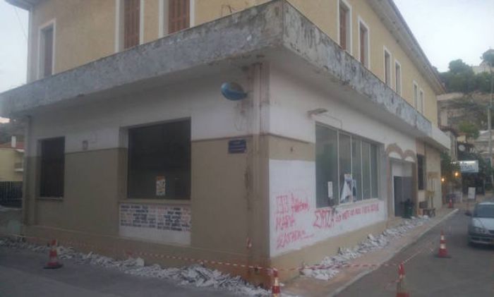 Παράλιο Άστρος - Αφαιρέθηκαν οι επικίνδυνες μαρμάρινες πλάκες από το κτίριο του ΟΤΕ