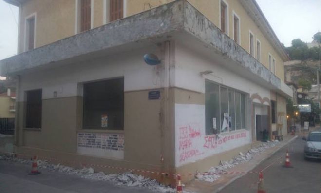 Παράλιο Άστρος - Αφαιρέθηκαν οι επικίνδυνες μαρμάρινες πλάκες από το κτίριο του ΟΤΕ