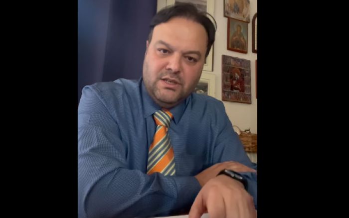 &Kappa;&omicron;&upsilon;&tau;&sigma;&omicron;ύ&lambda;&eta;&sigmaf; &gamma;&iota;&alpha; &tau;&eta; &delta;&iota;&alpha;&gamma;&rho;&alpha;&phi;ή &Kappa;&omega;&nu;&sigma;&tau;&alpha;&nu;&tau;&iota;&nu;ό&pi;&omicron;&upsilon;&lambda;&omicron;&upsilon;: &laquo;&Eta; &pi;&alpha;&rho;&alpha;ί&tau;&eta;&sigma;&eta; &alpha;&pi;ό &tau;&eta;&nu; έ&delta;&rho;&alpha; &delta;ί&delta;&alpha;&xi;&epsilon; &pi;&omicron;&lambda;&iota;&tau;&iota;&kappa;ό ή&theta;&omicron;&sigmaf;&raquo; (vd)