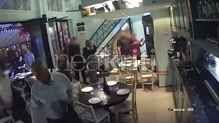 Επίθεση στον Μάκη Βορίδη | «Βροχή» από αυγά και αντικείμενα σε εστιατόριο του Ηρακλείου Κρήτης (εικόνες)