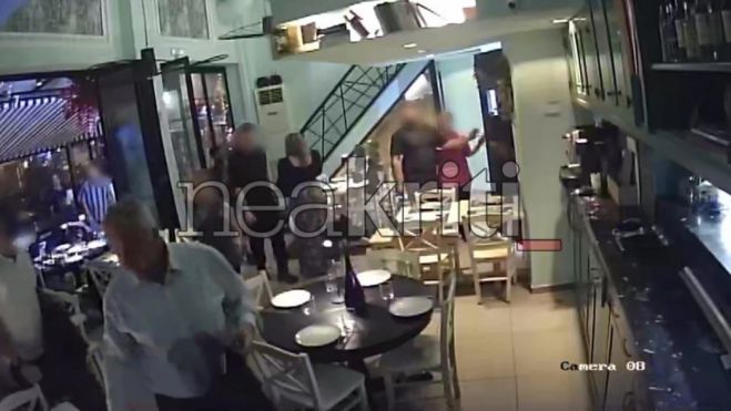 Επίθεση στον Μάκη Βορίδη | «Βροχή» από αυγά και αντικείμενα σε εστιατόριο του Ηρακλείου Κρήτης (εικόνες)