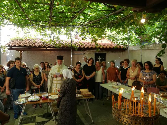 &Eta; &gamma;&iota;&omicron;&rho;&tau;ή &tau;&omicron;&upsilon; &Alpha;&gamma;ί&omicron;&upsilon; &Phi;&alpha;&nu;&omicron;&upsilon;&rho;ί&omicron;&upsilon; &sigma;&tau;&omicron; &pi;&alpha;&rho;&epsilon;&kappa;&kappa;&lambda;ή&sigma;&iota; &delta;ί&pi;&lambda;&alpha; &alpha;&pi;ό &tau;&omicron; &pi;&alpha;&lambda;&alpha;&iota;ό &Delta;&eta;&mu;&alpha;&rho;&chi;&epsilon;ί&omicron; &tau;&eta;&sigmaf; &Tau;&rho;ί&pi;&omicron;&lambda;&eta;&sigmaf; (&epsilon;&iota;&kappa;ό&nu;&epsilon;&sigmaf;)