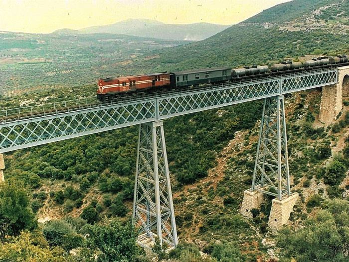 &Sigma;&iota;&delta;&eta;&rho;ό&delta;&rho;&omicron;&mu;&omicron;&sigmaf; &Pi;&epsilon;&lambda;&omicron;&pi;&omicron;&nu;&nu;ή&sigma;&omicron;&upsilon; | "&Nu;&alpha; &delta;&iota;&alpha;&sigma;&phi;&alpha;&lambda;&iota;&sigma;&tau;&epsilon;ί &eta; &sigma;&tau;&rho;&alpha;&tau;&eta;&gamma;&iota;&kappa;ή &sigma;ύ&nu;&delta;&epsilon;&sigma;ή &tau;&omicron;&upsilon; &mu;&epsilon; &tau;&eta;&nu; &Alpha;&tau;&tau;&iota;&kappa;ή"