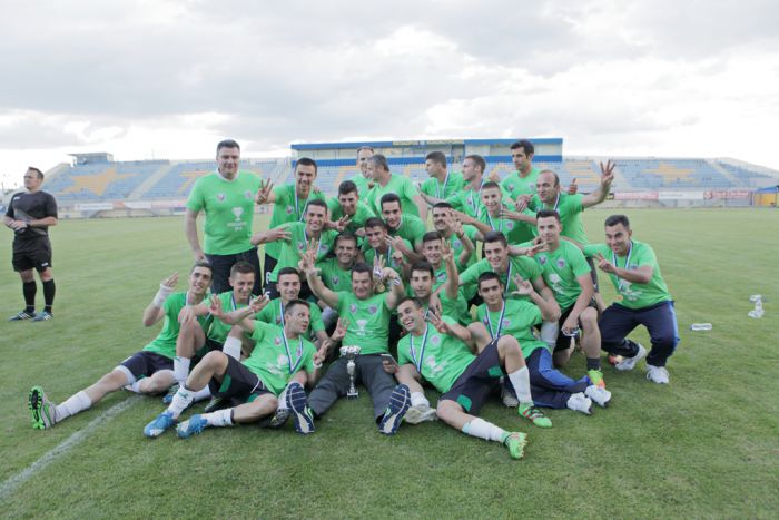 &Tau;&eta;&nu; ... &kappa;&omicron;ύ&pi;&alpha; &sigma;ή&kappa;&omega;&sigma;&epsilon; &eta; &pi;&omicron;&delta;&omicron;&sigma;&phi;&alpha;&iota;&rho;&iota;&kappa;ή &omicron;&mu;ά&delta;&alpha; &tau;&eta;&sigmaf; 124 &Pi;&Beta;&Epsilon; &Tau;&rho;ί&pi;&omicron;&lambda;&eta;&sigmaf;! (&epsilon;&iota;&kappa;ό&nu;&epsilon;&sigmaf;)