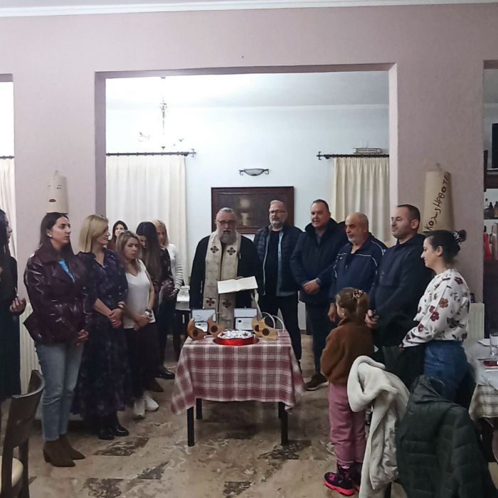 &Sigma;&tau;&alpha; &Tau;&rho;ό&pi;&alpha;&iota;&alpha; &eta; &epsilon;&kappa;&delta;ή&lambda;&omega;&sigma;&eta; &kappa;&omicron;&pi;ή&sigmaf; &tau;&eta;&sigmaf; &pi;&rho;&omega;&tau;&omicron;&chi;&rho;&omicron;&nu;&iota;ά&tau;&iota;&kappa;&eta;&sigmaf; &pi;ί&tau;&alpha;&sigmaf; &tau;&omicron;&upsilon; &Alpha;&theta;&lambda;&eta;&tau;&iota;&kappa;&omicron;ύ &Sigma;&upsilon;&lambda;&lambda;ό&gamma;&omicron;&upsilon; &laquo;&Alpha;&epsilon;&tau;&omicron;ί &Gamma;&omicron;&rho;&tau;&upsilon;&nu;ί&alpha;&sigmaf;&raquo; (&epsilon;&iota;&kappa;ό&nu;&epsilon;&sigmaf;)