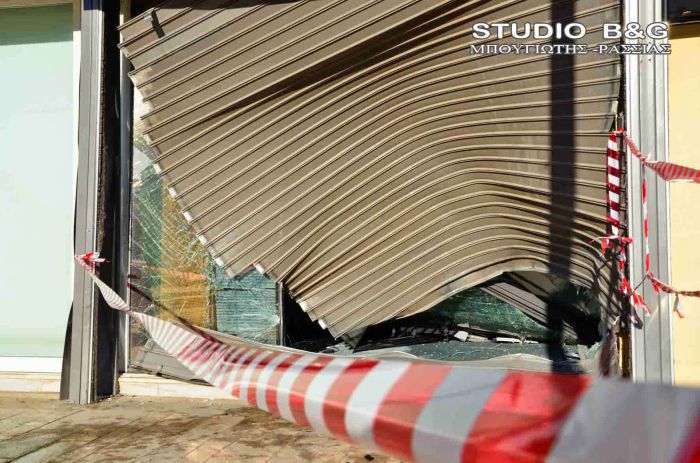 Αυτοκίνητο εισέβαλε σε τράπεζα στο Ναύπλιο (vd)