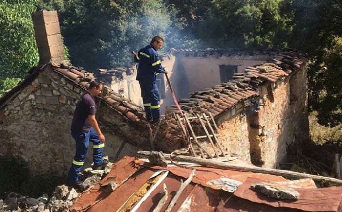 Κάηκε ολοσχερώς σπίτι στα Λαγκάδια Γορτυνίας (εικόνες)