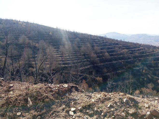 &Eta; &epsilon;&pi;ό&mu;&epsilon;&nu;&eta; &mu;έ&rho;&alpha; &tau;&eta;&sigmaf; &pi;&upsilon;&rho;&kappa;&alpha;&gamma;&iota;ά&sigmaf; &sigma;&tau;&omicron; &Kappa;&epsilon;&rho;&alpha;&sigma;&tau;ά&rho;&iota; | &Theta;&lambda;&iota;&beta;&epsilon;&rho;ό &kappa;&alpha;&iota; &alpha;&pi;&omicron;&kappa;&rho;&omicron;&upsilon;&sigma;&tau;&iota;&kappa;ό &tau;&omicron; &kappa;&alpha;&mu;έ&nu;&omicron; &tau;&omicron;&pi;ί&omicron; (&epsilon;&iota;&kappa;ό&nu;&epsilon;&sigmaf;)