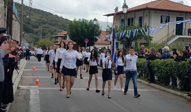 Η μαθητική παρέλαση για την επέτειο του "ΟΧΙ" στα Τρόπαια Γορτυνίας (vd)