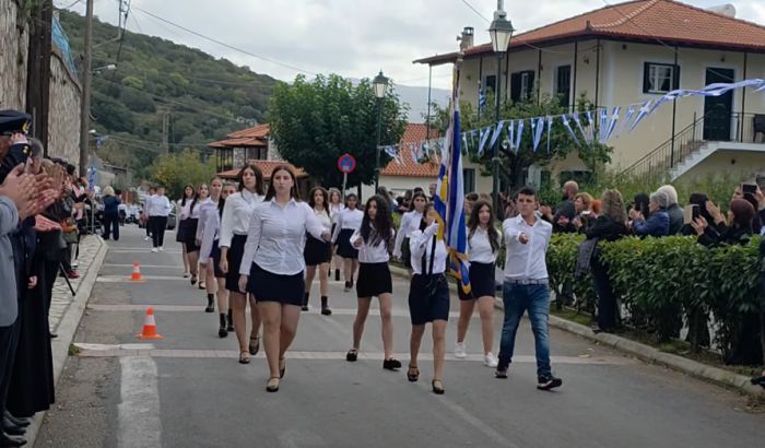 Η μαθητική παρέλαση για την επέτειο του "ΟΧΙ" στα Τρόπαια Γορτυνίας (vd)