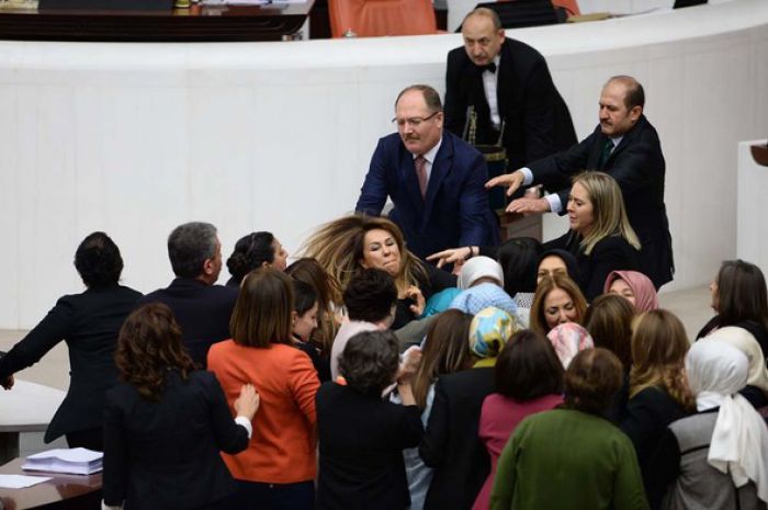 Πιάστηκαν «μαλλί με μαλλί» στην τουρκική Βουλή (vd)