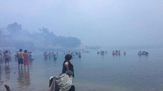Συγκλονιστικές φωτογραφίες από το Μάτι | Καταφύγιο στην παραλία για εκατοντάδες τρομοκρατημένους πολίτες