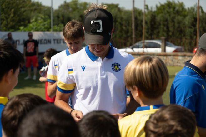 &Kappa;&alpha;&mu;ά&rho;&iota; &Tau;&epsilon;&gamma;έ&alpha;&sigmaf; | &Sigma;&epsilon; &tau;&omicron;&upsilon;&rho;&nu;&omicron;&upsilon;ά &pi;&omicron;&delta;&omicron;&sigma;&phi;&alpha;ί&rho;&omicron;&upsilon; &omicron; &Alpha;&sigma;&tau;έ&rho;&alpha;&sigmaf; (&epsilon;&iota;&kappa;ό&nu;&epsilon;&sigmaf; - &beta;ί&nu;&tau;&epsilon;&omicron;)