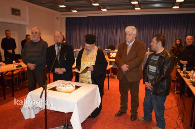 Έ&kappa;&omicron;&psi;&alpha;&nu; &pi;ί&tau;&alpha; &sigma;&tau;&omicron; &Delta;&eta;&mu;&omicron;&tau;&iota;&kappa;ό &Sigma;&upsilon;&mu;&beta;&omicron;ύ&lambda;&iota;&omicron; - &Tau;&omicron; &phi;&lambda;&omicron;&upsilon;&rho;ί &sigma;&tau;&omicron;&nu; &Delta;&eta;&mu;ό&pi;&omicron;&upsilon;&lambda;&omicron; &mu;&epsilon; &delta;ώ&rho;&omicron; ... laptop! (&epsilon;&iota;&kappa;ό&nu;&epsilon;&sigmaf;)