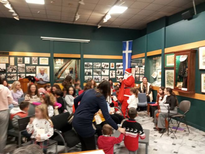 &Eta; &pi;&alpha;&iota;&delta;&iota;&kappa;ή&nbsp;&epsilon;&kappa;&delta;ή&lambda;&omega;&sigma;&eta; &laquo;&Mu;&alpha;&gamma;&iota;&kappa;ή &Gamma;&alpha;&lambda;έ&rho;&alpha; &tau;&omega;&nu; &Gamma;&iota;&omicron;&rho;&tau;ώ&nu;&raquo; &sigma;&tau;&eta;&nu; &Tau;&rho;ί&pi;&omicron;&lambda;&eta; (&epsilon;&iota;&kappa;ό&nu;&epsilon;&sigmaf;)