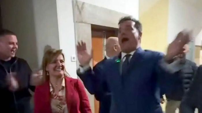 &Omicron; Ά&delta;&omega;&nu;&iota;&sigmaf; &Gamma;&epsilon;&omega;&rho;&gamma;&iota;ά&delta;&eta;&sigmaf; &sigma;&tau;&alpha; &Gamma;&iota;ά&nu;&nu;&epsilon;&nu;&alpha; &chi;&omicron;&rho;&omicron;&pi;&eta;&delta;ά&epsilon;&iota; &kappa;&alpha;&iota; &tau;&rho;&alpha;&gamma;&omicron;&upsilon;&delta;ά&epsilon;&iota; &laquo;&Kappa;&alpha;&iota; &Alpha; &kappa;&alpha;&iota; &Omicron;&upsilon; &kappa;&alpha;&iota; &Delta;&Alpha;&Pi;-&Nu;&Delta;&Phi;&Kappa;&raquo; (vd)