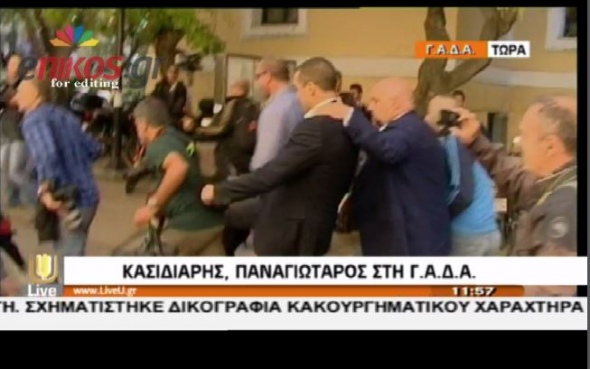 Με σφαλιάρες και κλωτσιές σε καμεραμάν αποχώρησε ο Κασιδιάρης από την «Ευελπίδων» (vd)