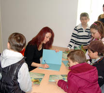 &Beta;&iota;&beta;&lambda;ί&omicron; &gamma;&iota;&alpha; &tau;&omicron;&nu; &sigma;&chi;&omicron;&lambda;&iota;&kappa;ό &epsilon;&kappa;&phi;&omicron;&beta;&iota;&sigma;&mu;ό
&pi;&alpha;&rho;&omicron;&upsilon;&sigma;&iota;ά&sigma;&tau;&eta;&kappa;&epsilon; &sigma;&tau;&eta;&nu; &Tau;&rho;ί&pi;&omicron;&lambda;&eta;, &mu;&epsilon; &pi;&omicron;&lambda;&lambda;ή &mu;&omicron;&upsilon;&sigma;&iota;&kappa;ή &kappa;&alpha;&iota; &kappa;&omicron;&upsilon;&kappa;&lambda;&omicron;&theta;έ&alpha;&tau;&rho;&omicron;! (ph)