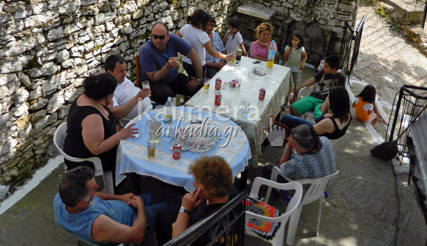 Παραδοσιακά πασχαλινά έθιμα στην Κοντοβάζαινα Γορτυνίας (εικόνες και βίντεο)