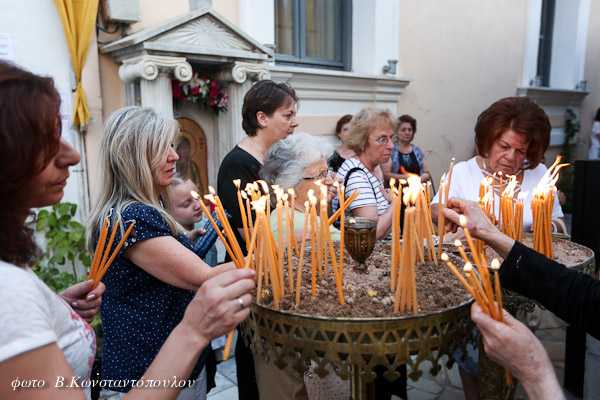 &Eta; &epsilon;&omicron;&rho;&tau;ή &tau;&eta;&sigmaf; &Alpha;&gamma;ί&alpha;&sigmaf; &Pi;&alpha;&rho;&alpha;&sigma;&kappa;&epsilon;&upsilon;ή&sigmaf; &sigma;&tau;&eta;&nu; &Tau;&rho;ί&pi;&omicron;&lambda;&eta; (&epsilon;&iota;&kappa;ό&nu;&epsilon;&sigmaf;)