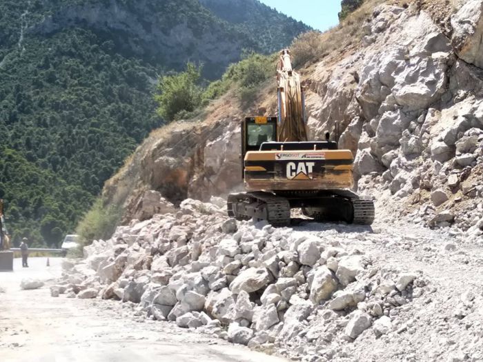 Σε εξέλιξη τα έργα στο δρόμο Χάραδρος - Πλάτανος (εικόνες)