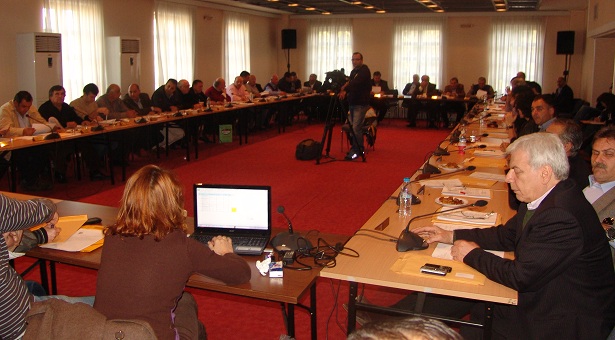 &Xi;&alpha;&nu;ά &tau;&alpha; &sigma;&kappa;&omicron;&upsilon;&pi;ί&delta;&iota;&alpha; &sigma;&tau;&omicron; &epsilon;&pi;ί&kappa;&epsilon;&nu;&tau;&rho;&omicron; &tau;&omicron;&upsilon; &Delta;&eta;&mu;&omicron;&tau;&iota;&kappa;&omicron;ύ &Sigma;&upsilon;&mu;&beta;&omicron;&upsilon;&lambda;ί&omicron;&upsilon; &Tau;&rho;ί&pi;&omicron;&lambda;&eta;&sigmaf; &pi;&omicron;&upsilon; &sigma;&upsilon;&nu;&epsilon;&delta;&rho;&iota;ά&zeta;&epsilon;&iota; &tau;&eta;&nu; &Tau;&epsilon;&tau;ά&rho;&tau;&eta;