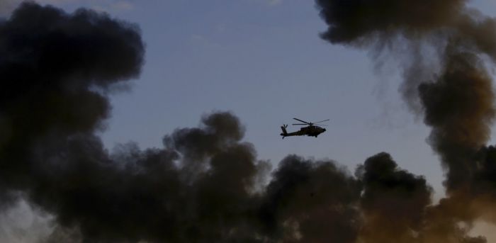 Εύβοια | Βίντεο που κόβει την ανάσα – Ελικόπτερο βουτά στις φλόγες (vd)