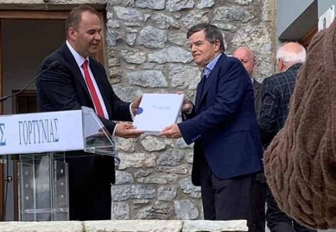 &Eta; &Gamma;&omicron;&rho;&tau;&upsilon;&nu;ί&alpha; &tau;ί&mu;&eta;&sigma;&epsilon; &tau;&omicron;&nu; &epsilon;&phi;&omicron;&pi;&lambda;&iota;&sigma;&tau;ή &Theta;&alpha;&nu;ά&sigma;&eta; &Mu;&alpha;&rho;&tau;ί&nu;&omicron;, &sigma;&tau;&alpha; &epsilon;&gamma;&kappa;&alpha;ί&nu;&iota;&alpha; &tau;&omicron;&upsilon; &Mu;&omicron;&upsilon;&sigma;&epsilon;ί&omicron;&upsilon; &Delta;&eta;&mu;&omicron;&tau;&iota;&kappa;ή&sigmaf; &Epsilon;&kappa;&pi;&alpha;ί&delta;&epsilon;&upsilon;&sigma;&eta;&sigmaf; (vd)